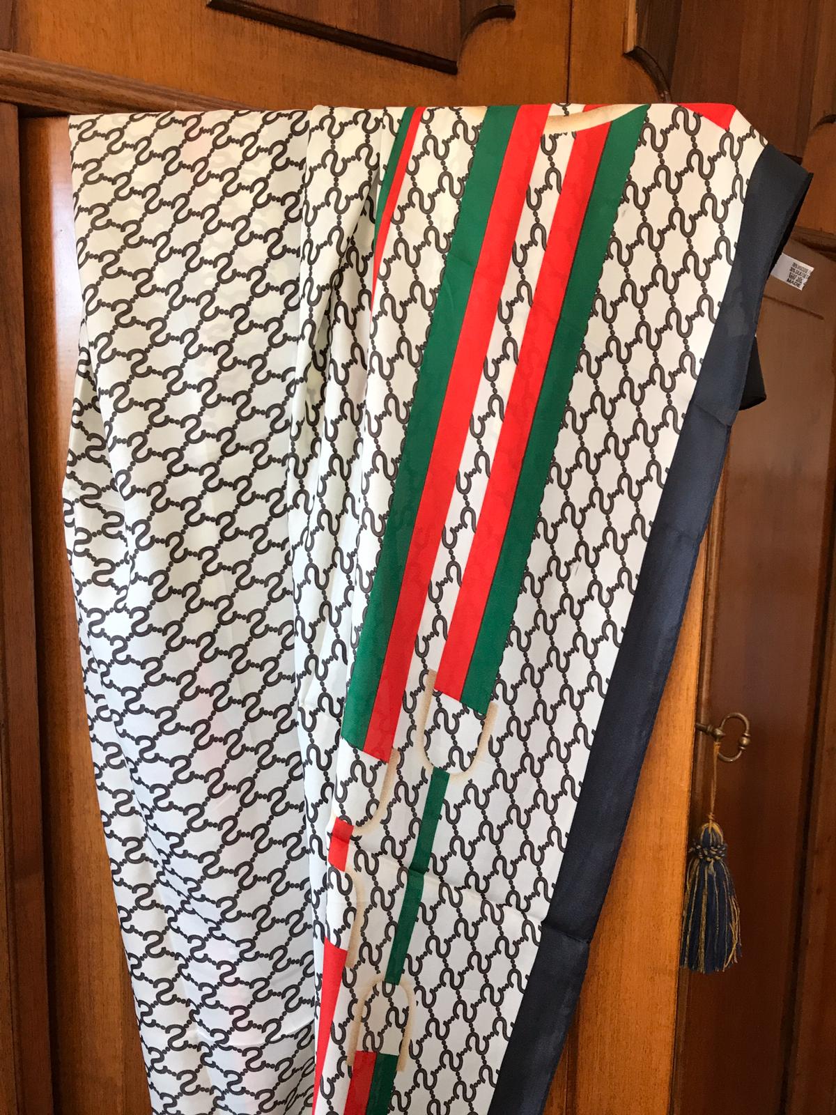 <B style='color:red'>SOLO BOLOGNA E PROVINCIA</B> - Foulard elegante, misure 200x200cm - 30% seta e 70% viscosa