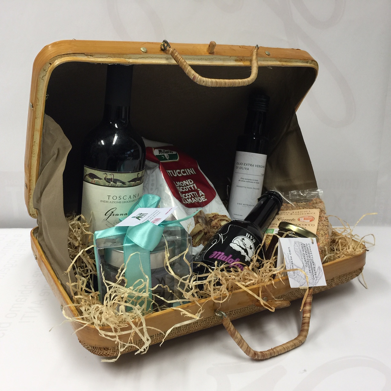 <B style='color:green'> SOLO PROVINCE TOSCANE SERVITE</b> - VOGLIA DI PIC NIC - BIG - VALIGETTA VIMINI GRANDE CM40 CON 7 PRODOTTI MISTI (OLIO VINO SPALMABILE LINDT BISCOTTI BIRRA VASETTO E ZUPPA) IN CONFEZIONE REGALO
