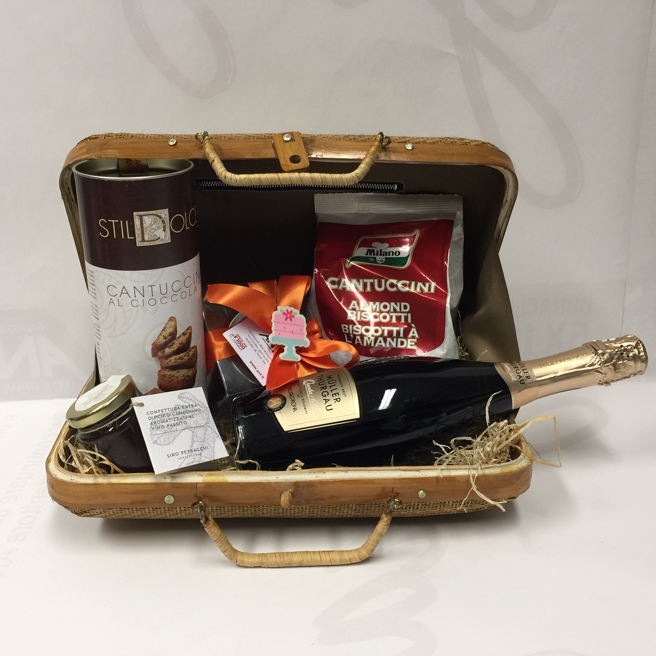 <B style='color:green'> SOLO PROVINCE TOSCANE SERVITE</b> - VOGLIA DI PIC NIC - MEDIUM - VALIGETTA DELLE DOLCEZZE CM35 CON 5 PRODOTTI (2 BISCOTTI, PROSECCO,SPALMABILE E CONFETTURA) IN CONFEZIONE REGALO