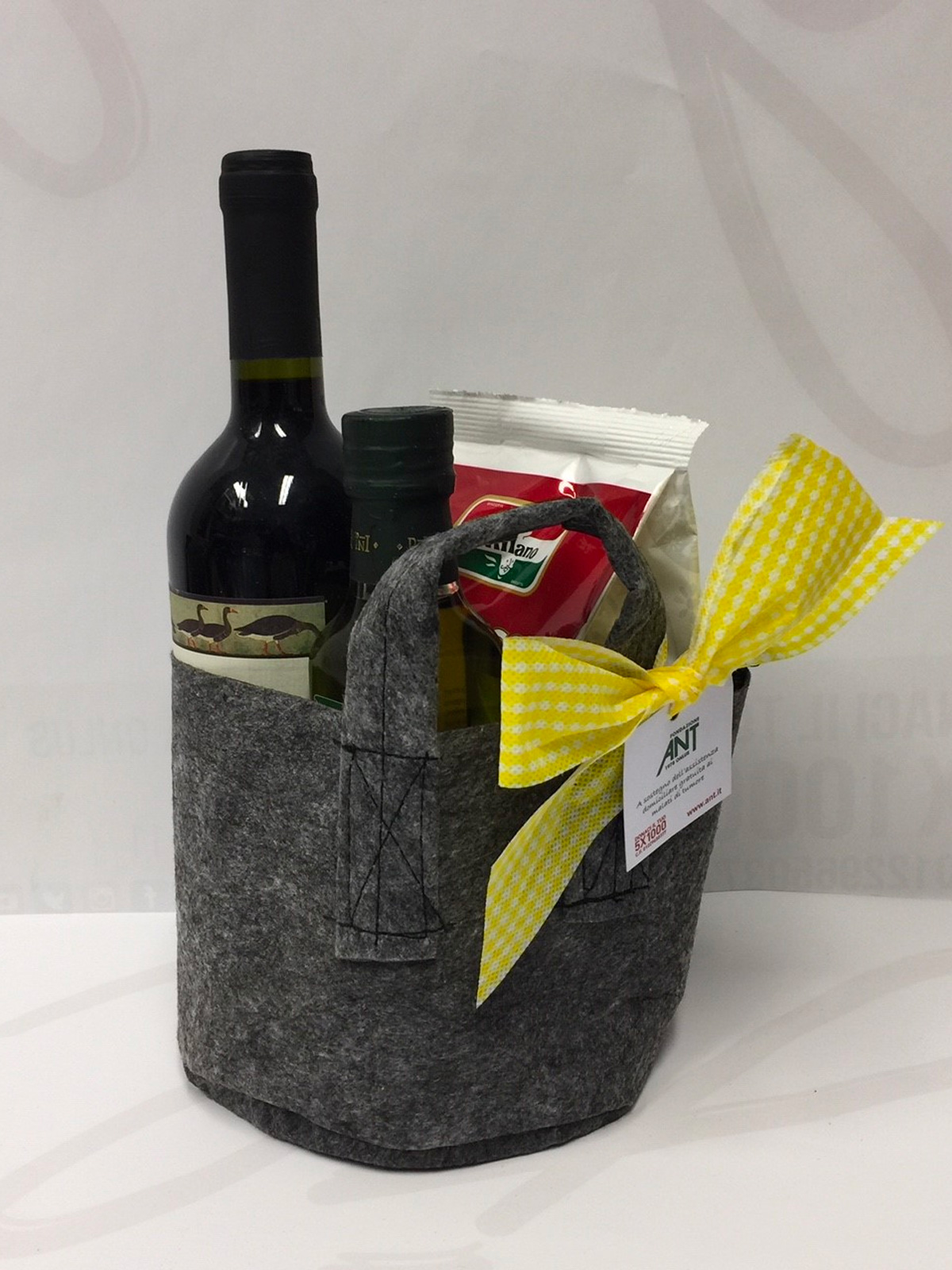 <B style='color:green'> SOLO PROVINCE TOSCANE SERVITE</b> - LA PENTOLA DELLA SOLIDARIETA' CON 3 PRODOTTI - OLIO VINO&BISCOTTI